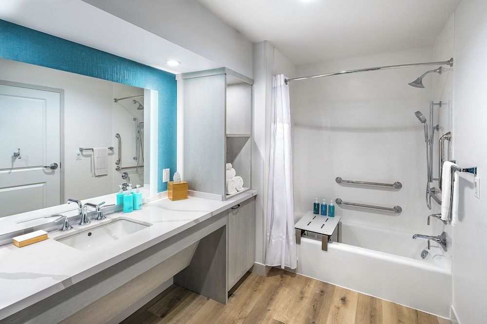 Compass Hotel by Margaritaville Suite, 1 Bedroom, Mobility Accessible (Queen) 3