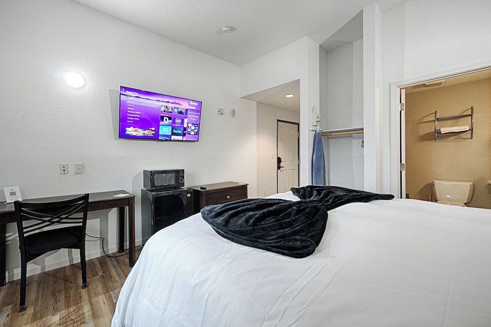 Hotel Dilley Grand Executive Room, 1 Queen Bed 3