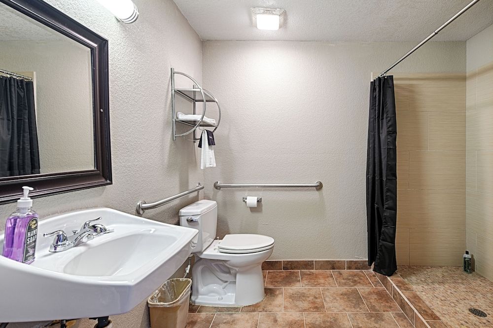 Hotel Dilley Grand Senior Room, 1 Queen Bed 2