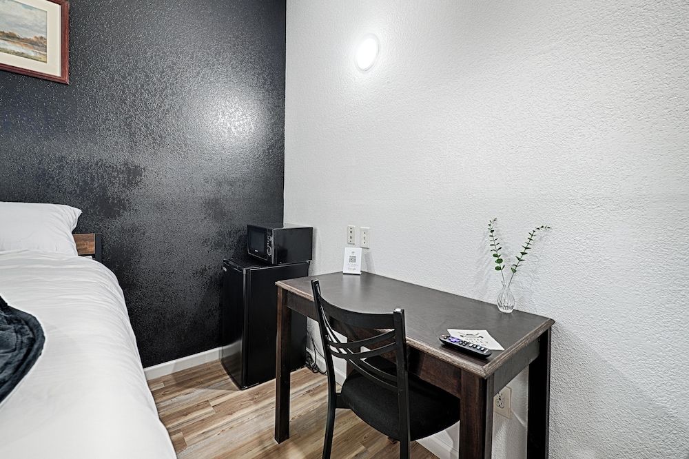 Hotel Dilley Grand Senior Room, 1 Queen Bed 6