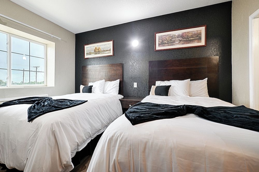 Hotel Dilley Grand Deluxe Double Room, 2 Double Beds 3