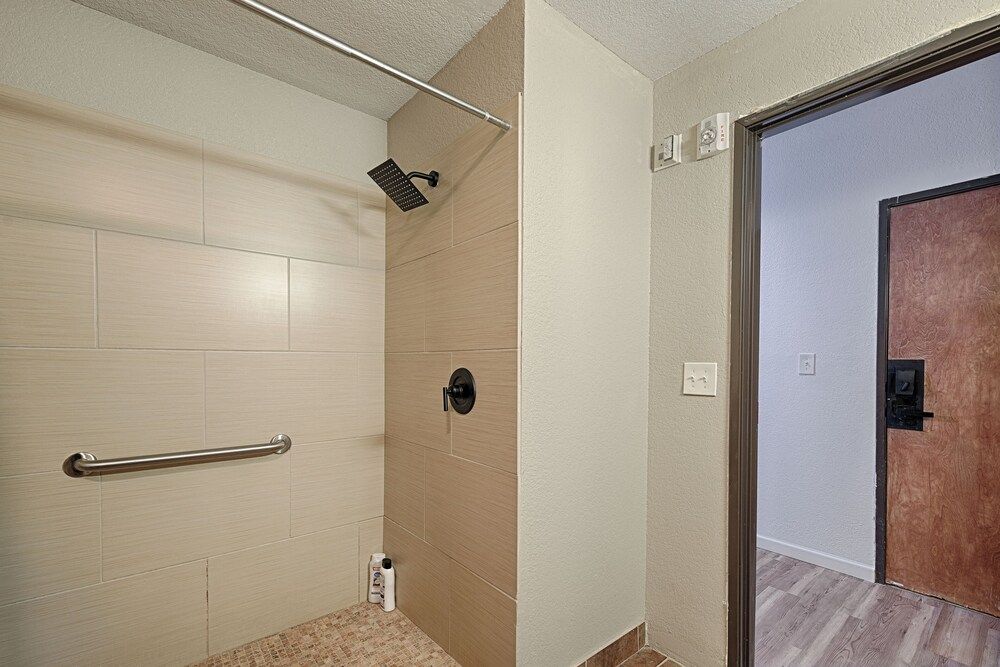 Hotel Dilley Grand Senior Room, 1 Queen Bed 3