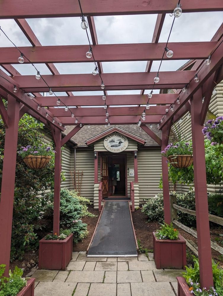 Alamoosook Lakeside Inn