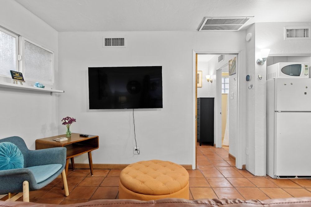 Sunlit Palm Cottage in Uptown Phoenix Basic Cottage 5