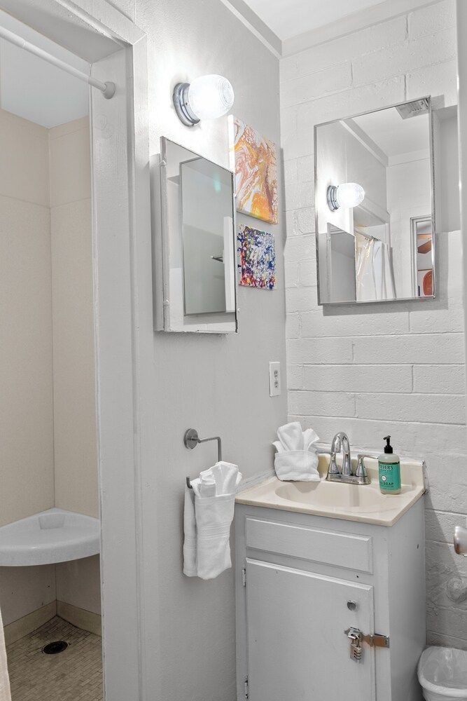 Sunlit Palm Cottage in Uptown Phoenix Basic Cottage 4