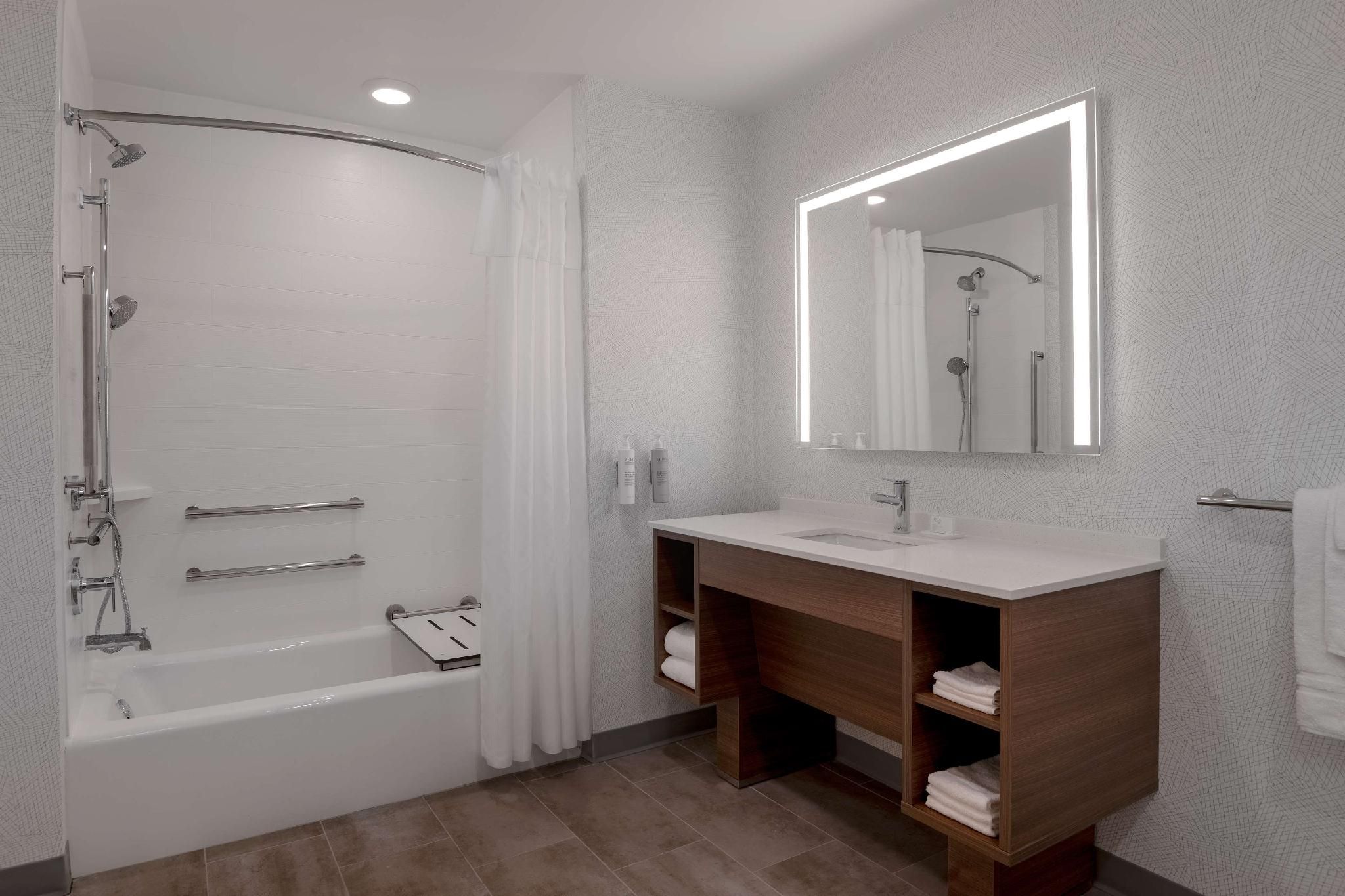 1 King Accessible Tub Studio Suite