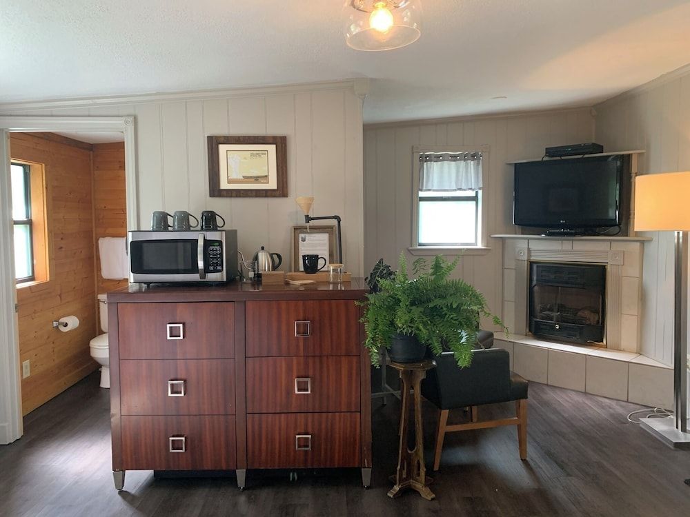 Classic Cabin, 2 Queen Beds, Non Smoking, Microwave