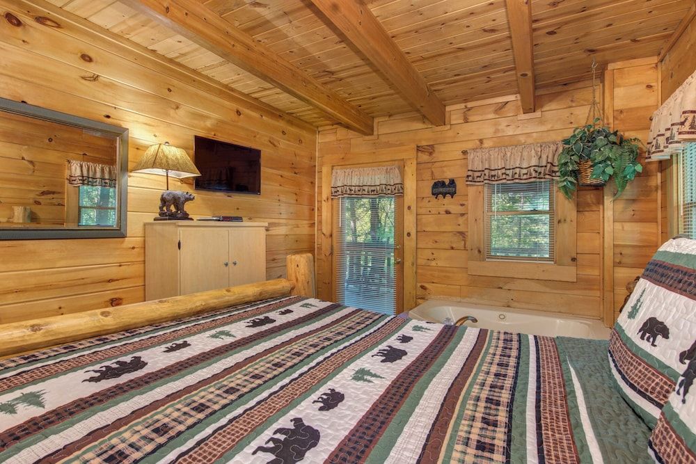 Bear Secrets Cabin, Multiple Beds, Patio, Mountain View (Bear Secrets) 5