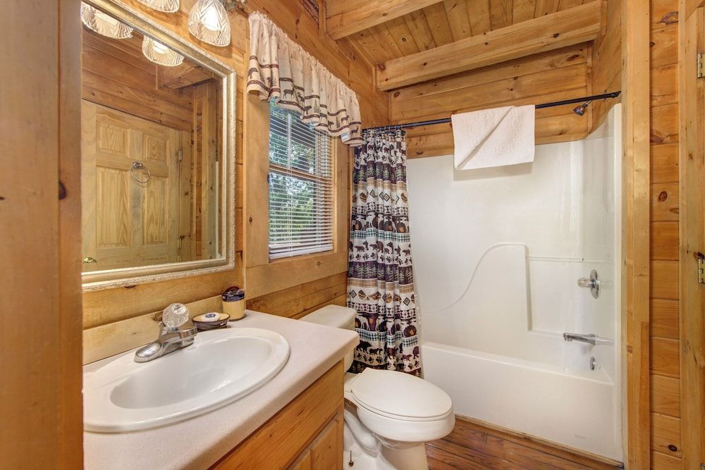 Bear Secrets Cabin, Multiple Beds, Patio, Mountain View (Bear Secrets) 3