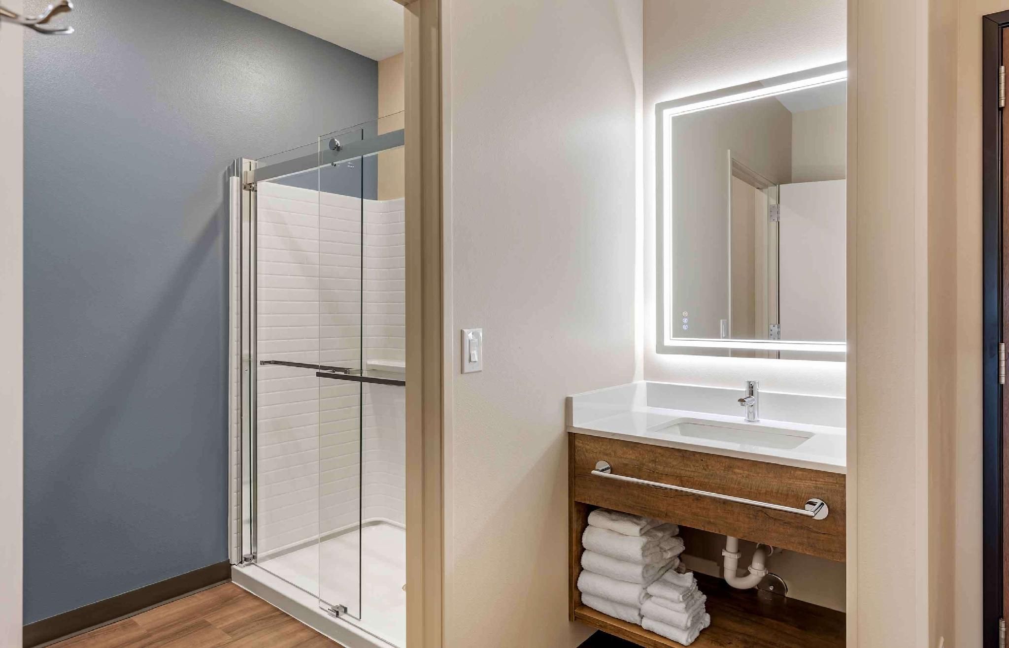 Ideal Studio 2 Queen Beds Nonsmooking