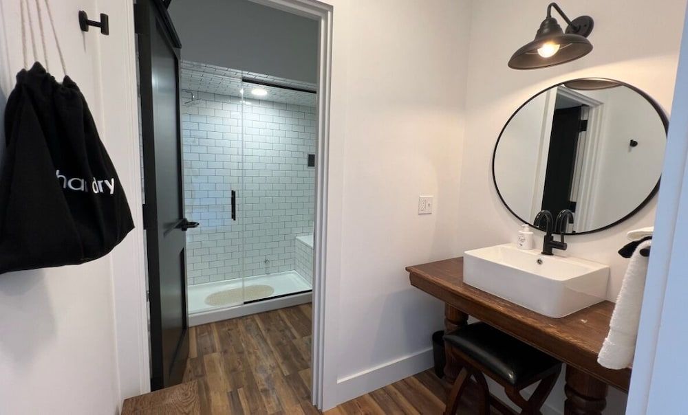 The Factory Room, 1 King Bed, Non Smoking 3