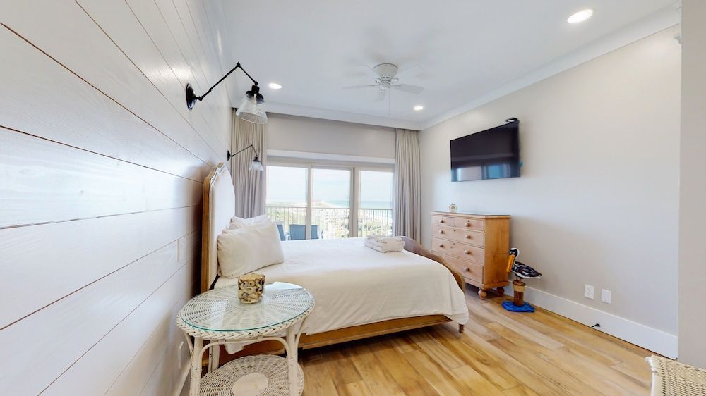 Condo (Beach Manor 1005)