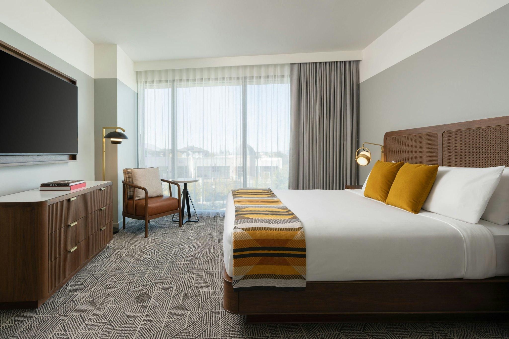 Tower, 1 Bedroom Suite, 1 King, Sofa Bed, Balcony