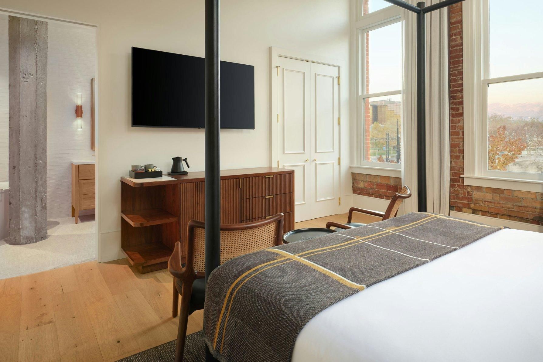 Asher, Historic, Suite, 1 King, Downtown View, Corner Room