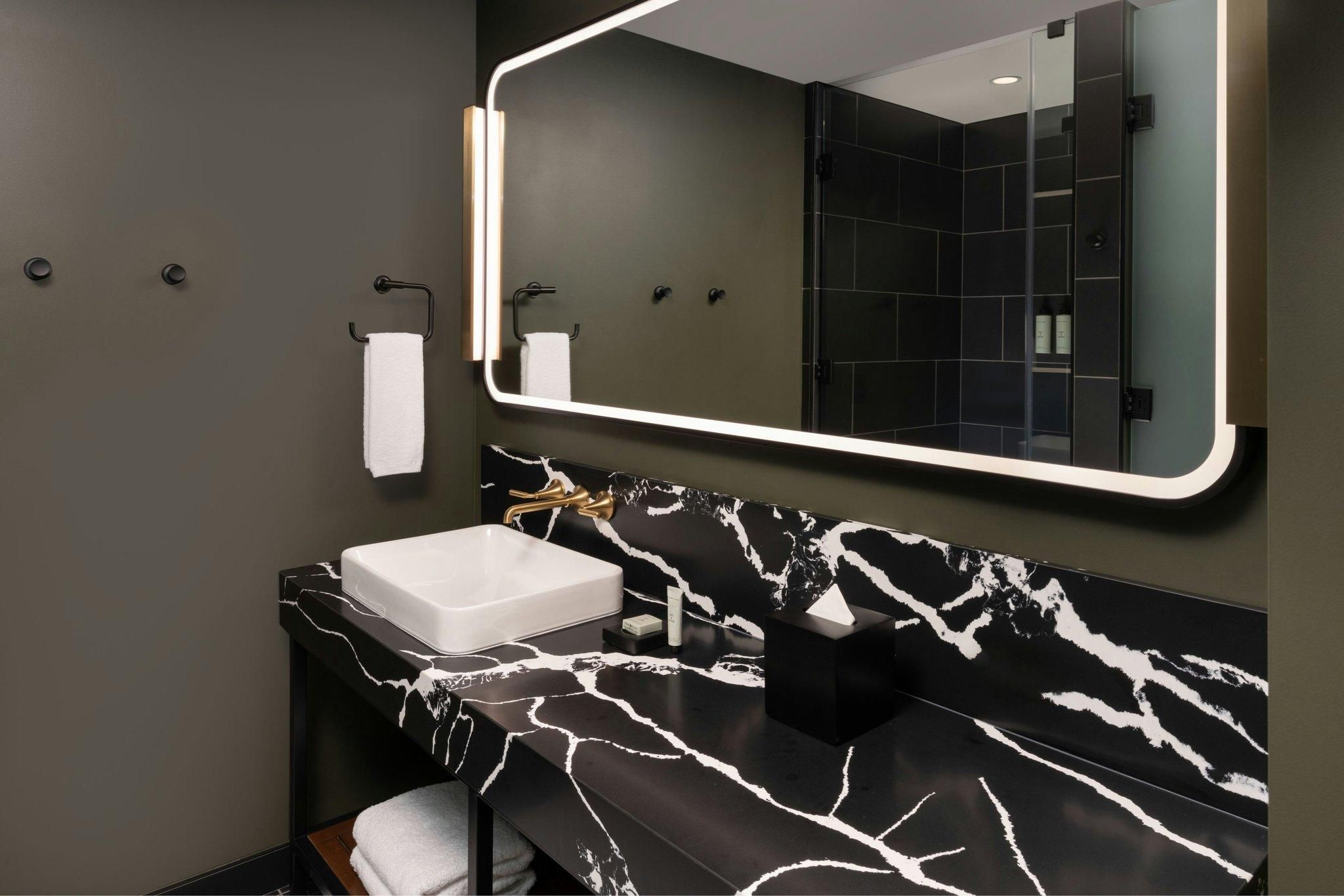 Asher Adams, Autograph Collection Tower Classic, Guest Room, 2 Queen 3