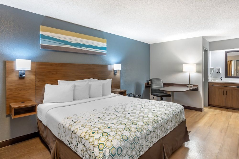 HomeTowne Studios by Red Roof Danville, PA Studio, 1 King Bed, Non Smoking (Larger Desk) 3