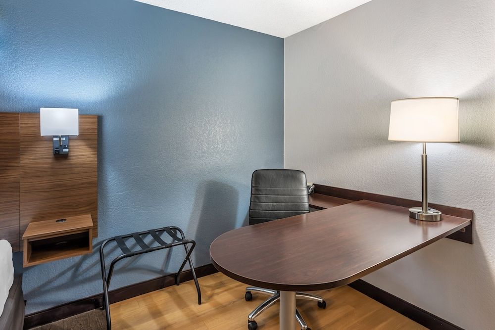 HomeTowne Studios by Red Roof Danville, PA Studio, 1 King Bed, Non Smoking (Larger Desk) 7