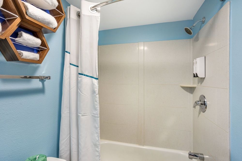 HomeTowne Studios by Red Roof Danville, PA Studio, 1 King Bed, Non Smoking (Larger Desk) 5