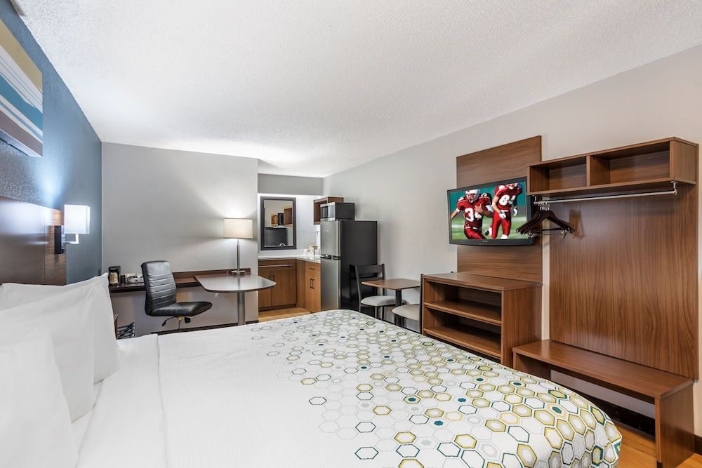 HomeTowne Studios by Red Roof Danville, PA Studio, 1 King Bed, Non Smoking (Larger Desk)