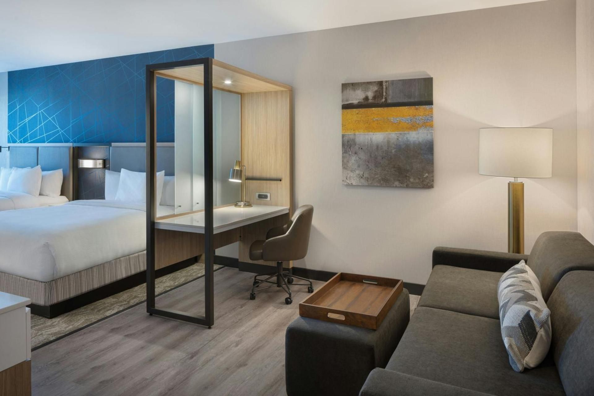 Queen Suite with Sofa Bed and Adapted Tub - Mobility and Hearing Accessible