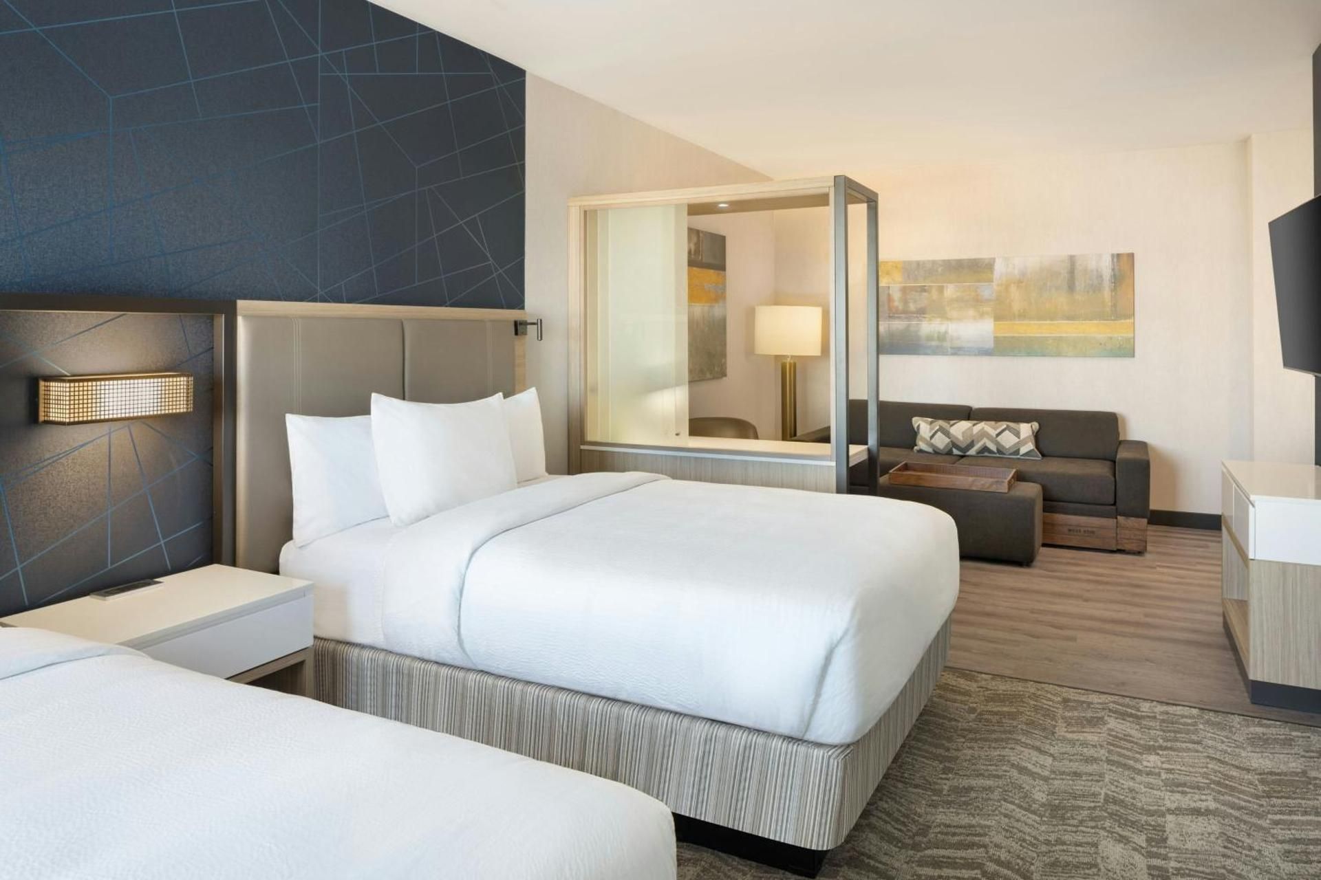 Queen Suite with Sofa Bed and Adapted Tub - Mobility and Hearing Accessible