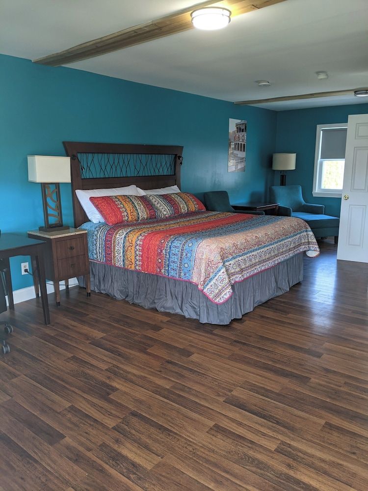 Suite, 1 King Bed, Non Smoking, River View
