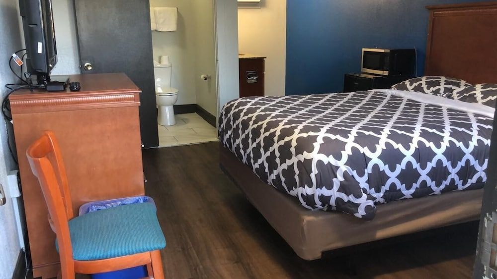 Royal Inn Room, 1 Queen Bed 2