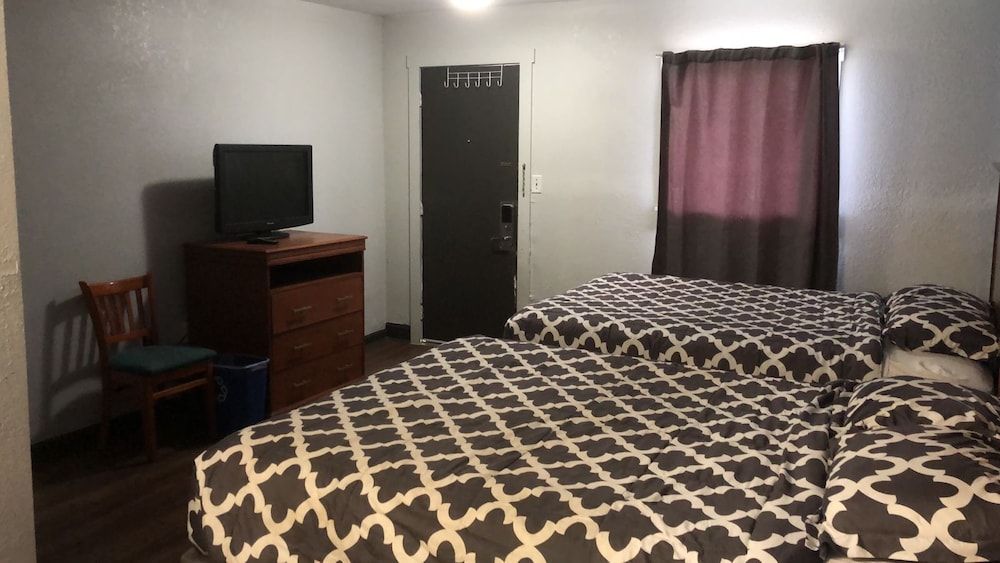 Royal Inn Room, 2 Queen Beds, Non Smoking 2