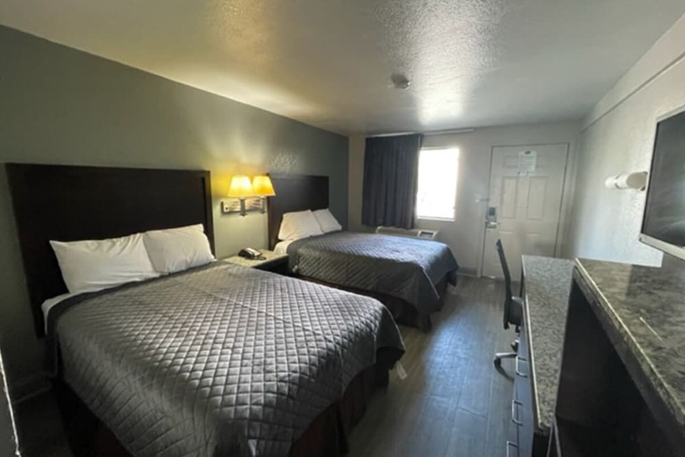 Basic Room, 1 Queen Bed