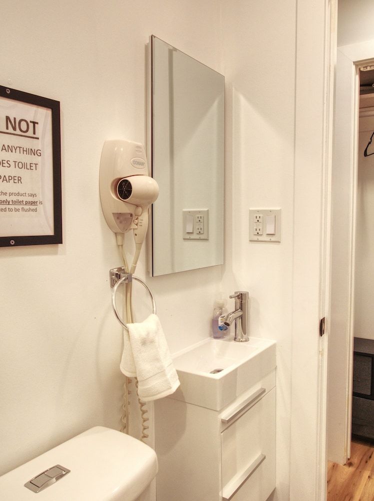 Vermont Suites Deluxe Studio Suite 5