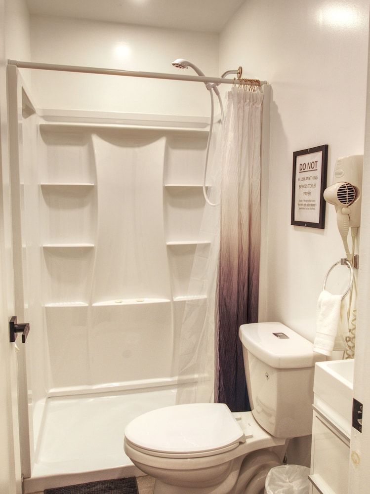 Vermont Suites Deluxe Studio Suite 4