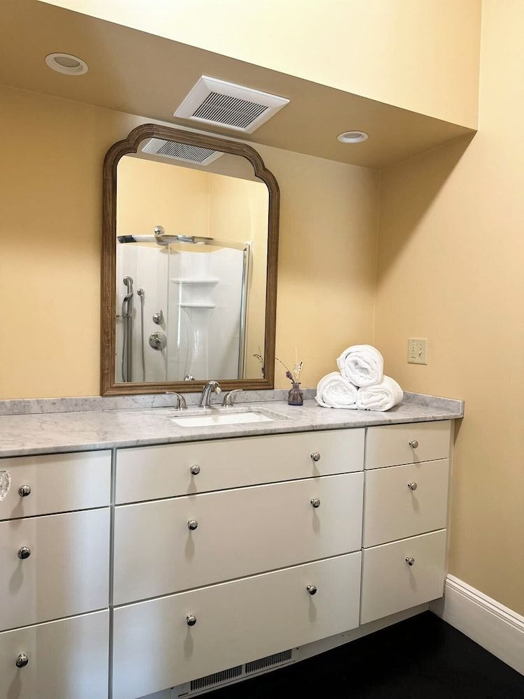 The Underwood-Hale House Signature Apartment, Garden View 8