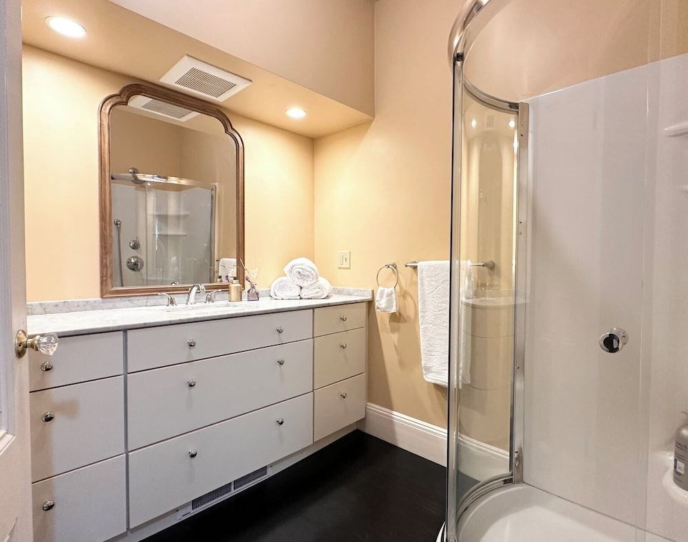 The Underwood-Hale House Signature Apartment, Garden View 9