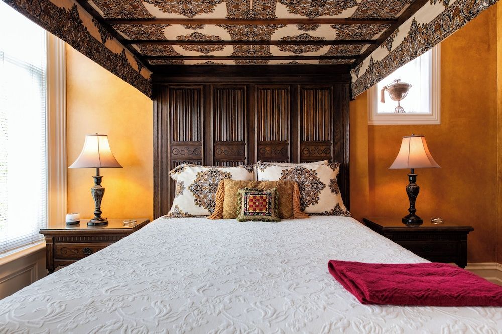 Grand Room, 1 Queen Bed, Non Smoking, Private Bathroom