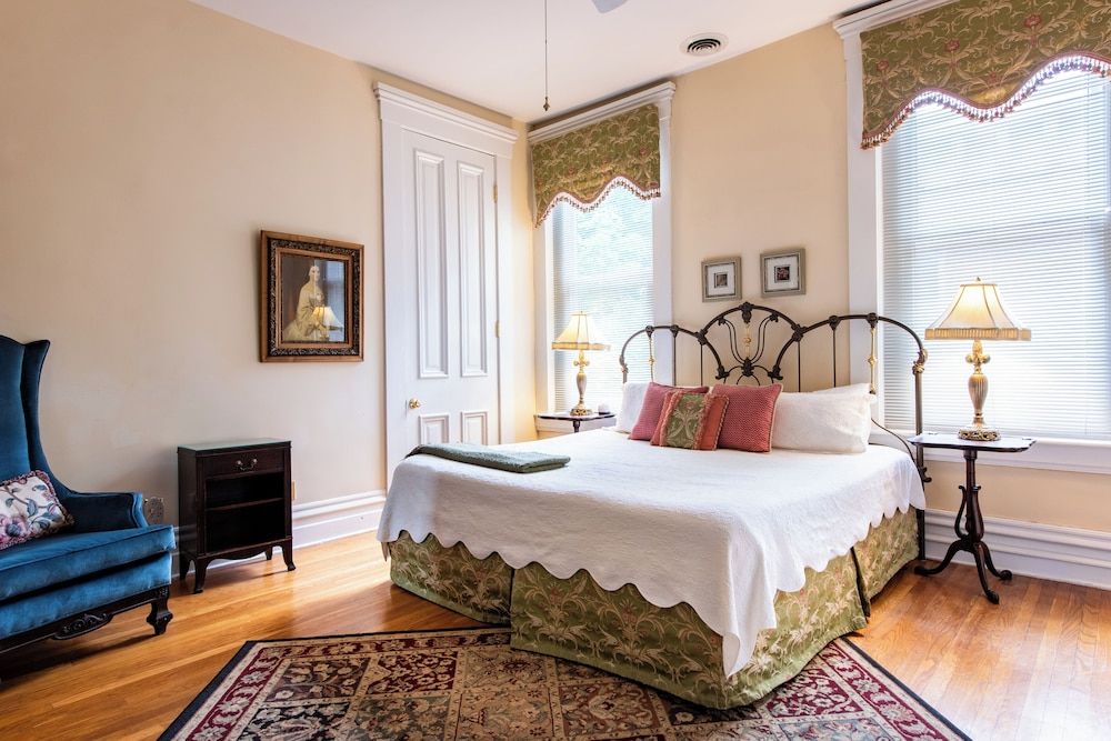 Honeymoon Room, 1 Queen Bed, Non Smoking, Private Bathroom
