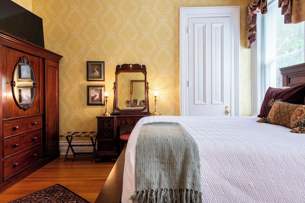 Deluxe Room, 1 Queen Bed, Non Smoking, Private Bathroom