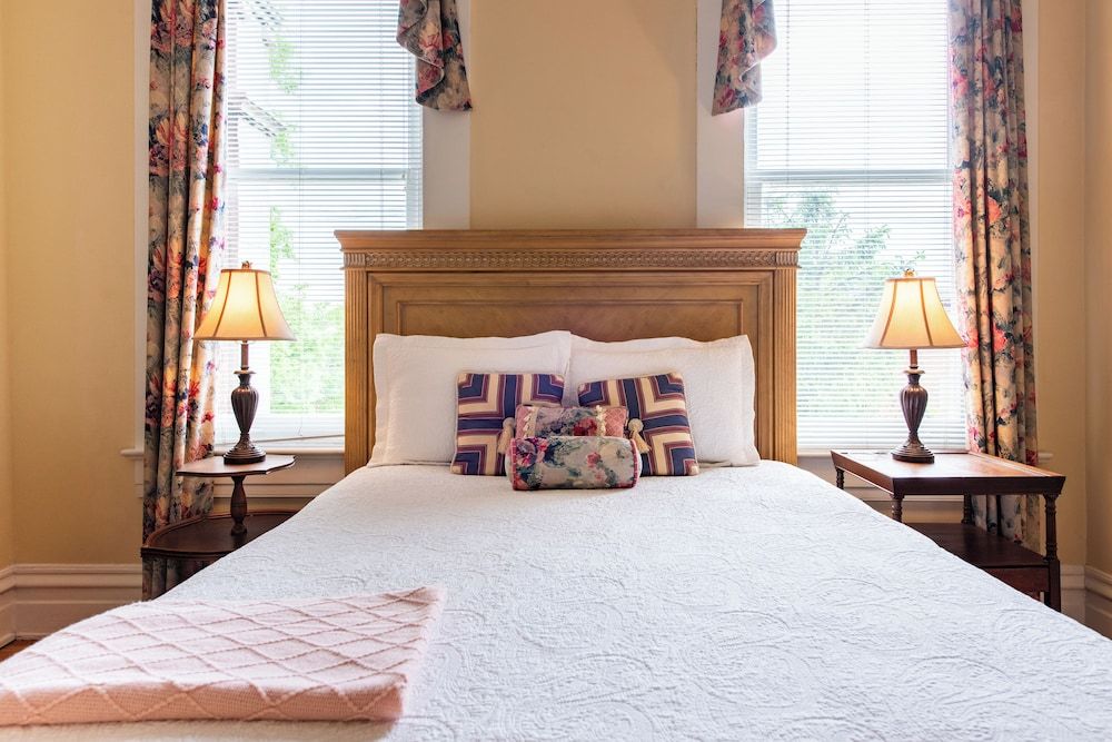Luxury Room, 1 Queen Bed, Non Smoking, Private Bathroom