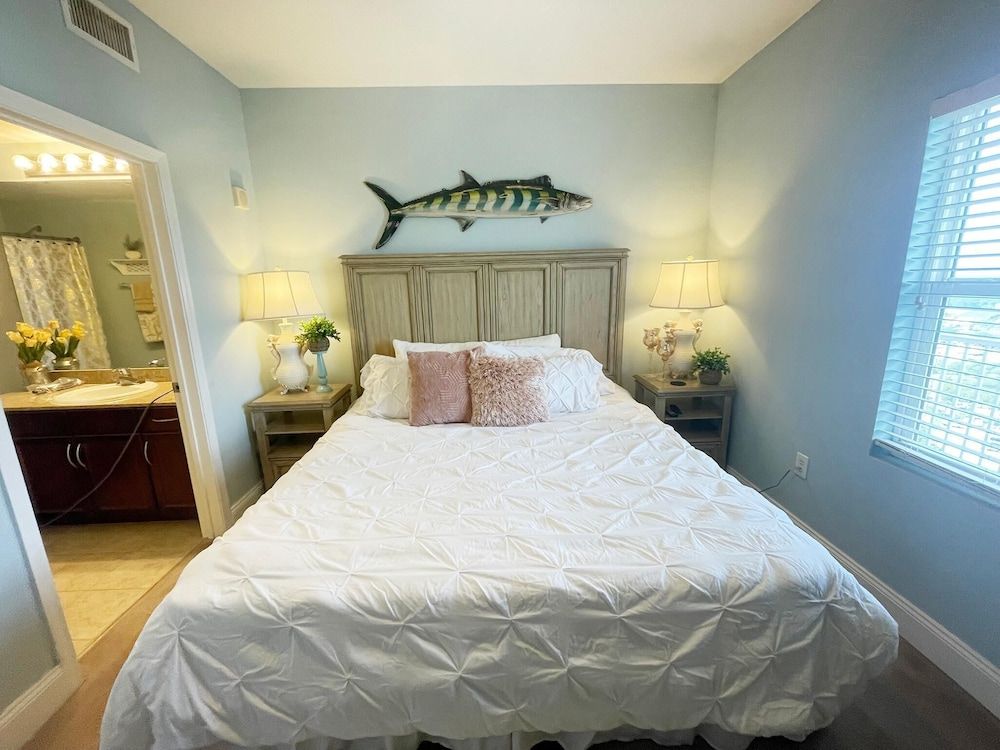 Condo, 1 King Bed with Sofa bed (Laketown Wharf 1902)