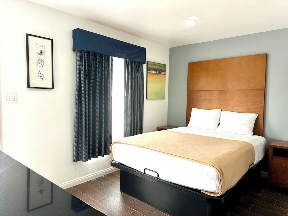 Oceanside Inn & Suites Deluxe Single Room 2