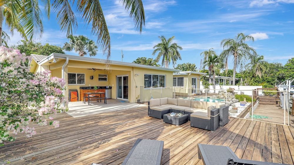 Waterfront Villa Private Pool!