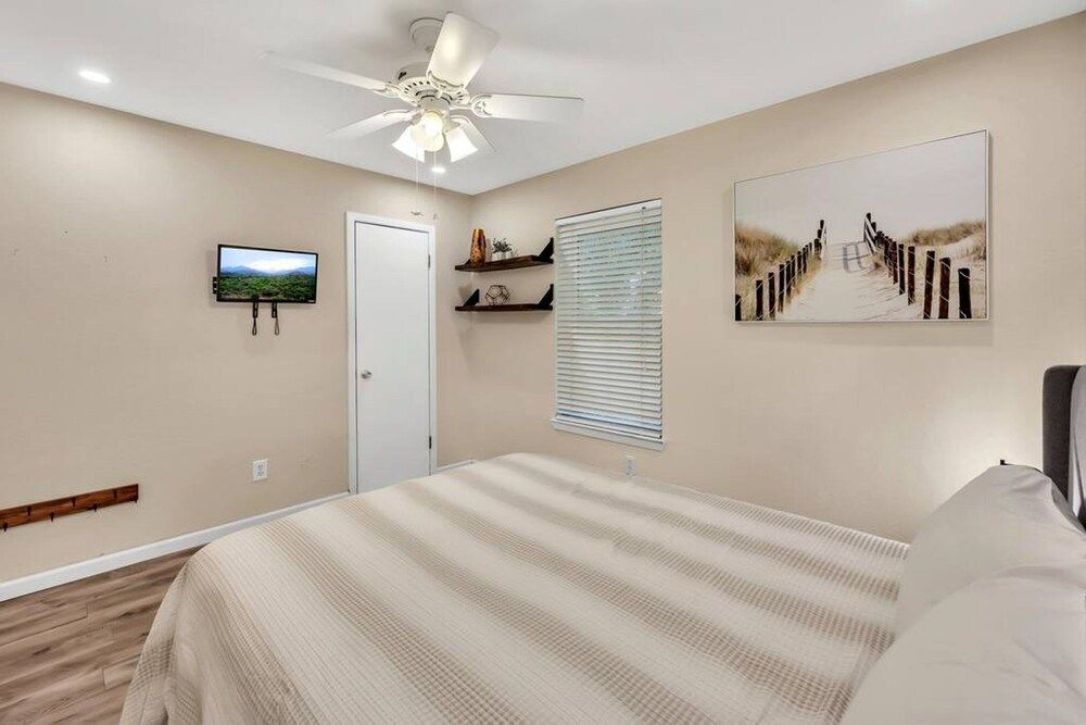 New Cozy Retreat Located 15 Minutes to Waco House 3