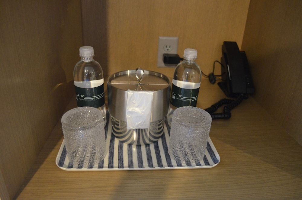 Stonebreaker Hotel Deluxe Room, 1 King Bed, Resort View 10