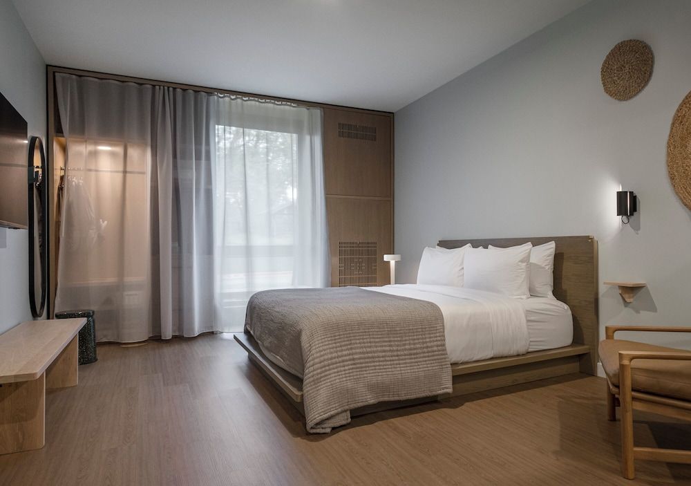 Stonebreaker Hotel Deluxe Room, 1 King Bed, Resort View 3