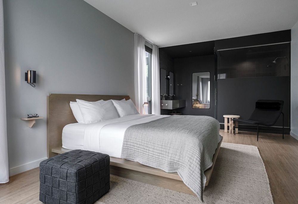 Stonebreaker Hotel Junior Suite, 1 King Bed with Sofa bed 2