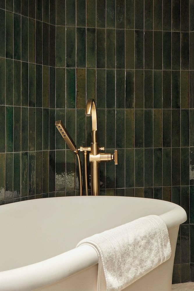 Deep Soaking Bathtub