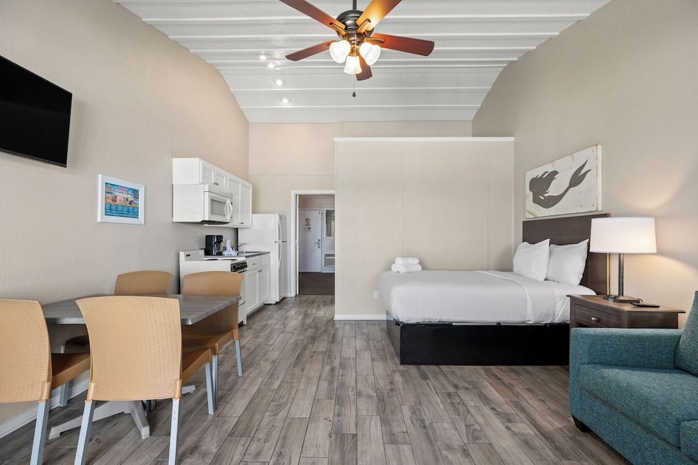 Sandpiper Beacon Beach Resort 1 Bedroom Suite Three Double Beds w/ Sofa Sleeper Beach Front Groundfloor 2