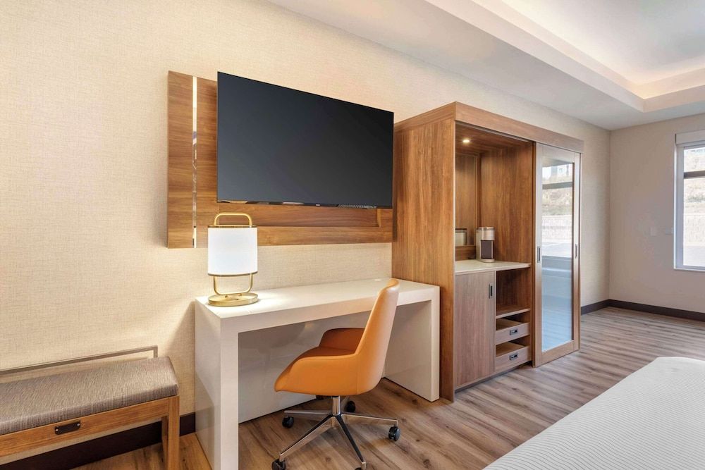 Cambria Hotel Pigeon Forge Room, 1 King Bed 4