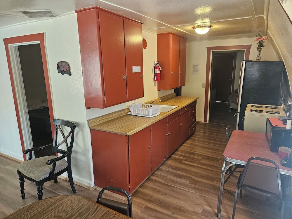 Cabin, 5 Bedrooms, Kitchen, Partial Lake View