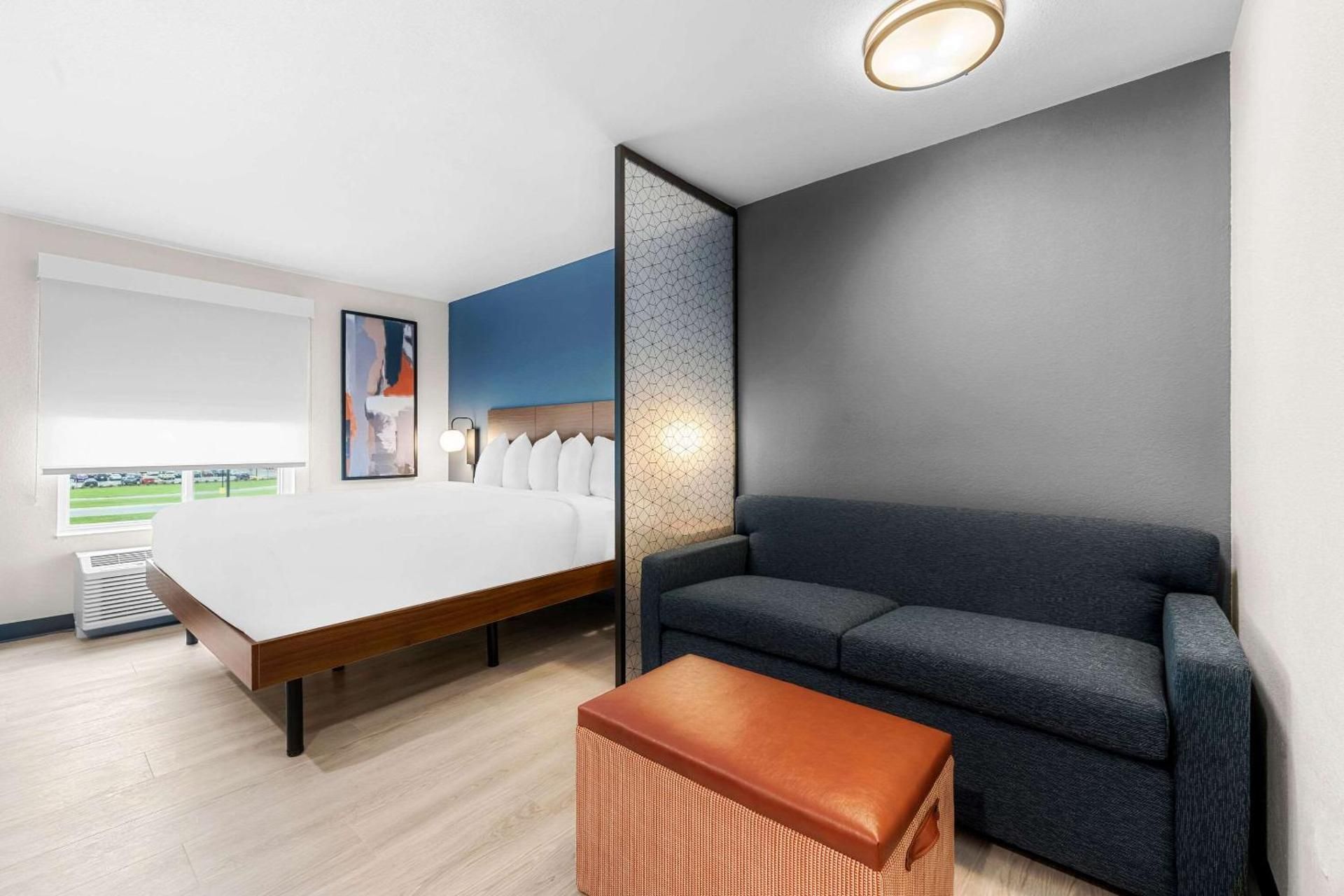 Everhome Suites Fayetteville near Fort Bragg King Suite with Sofa/Accessible Tub  - Disability Access/Non Smoking 2