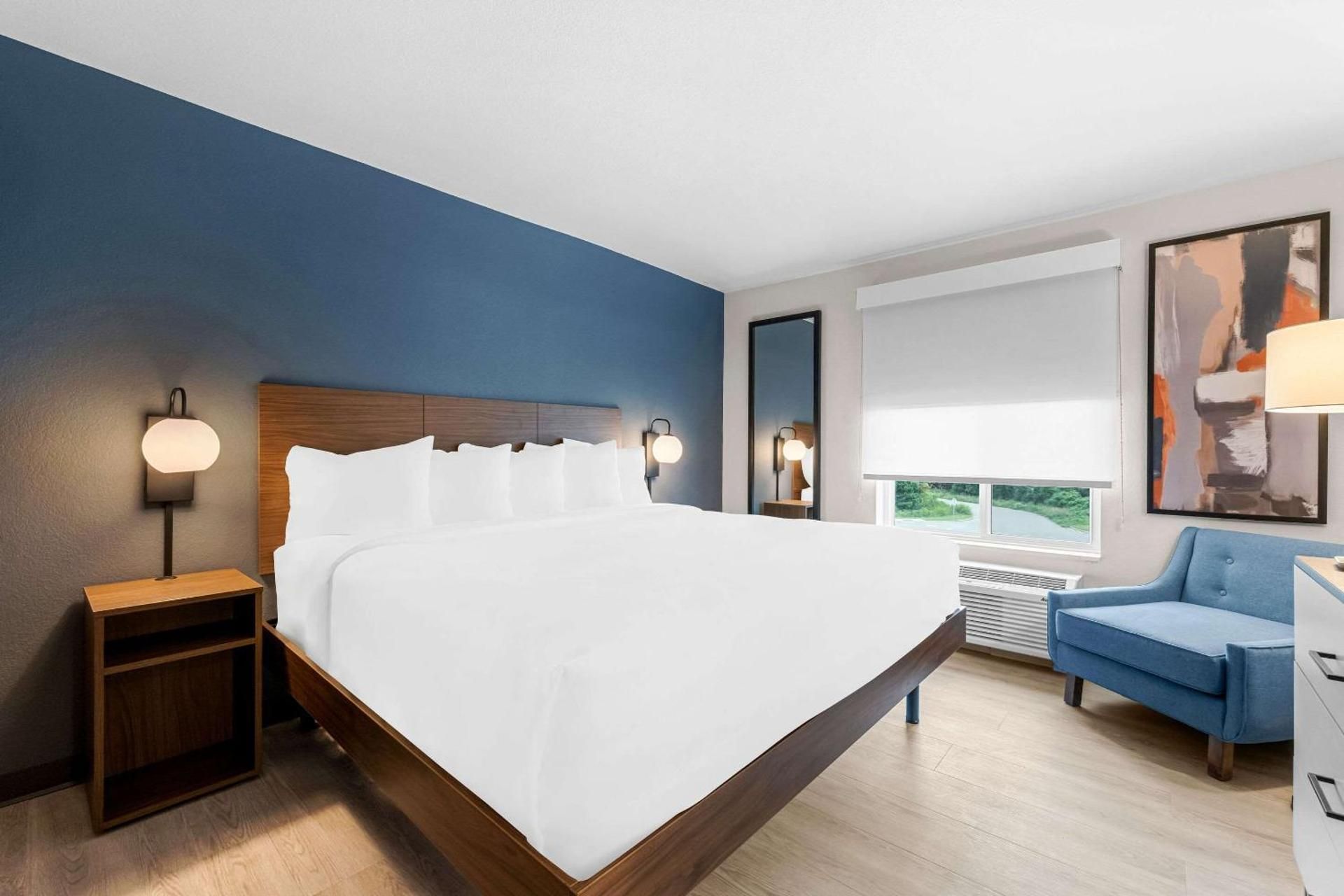 1 Bedroom King Suite with Sofa/Roll In Shower - Disability Access/Non Smoking